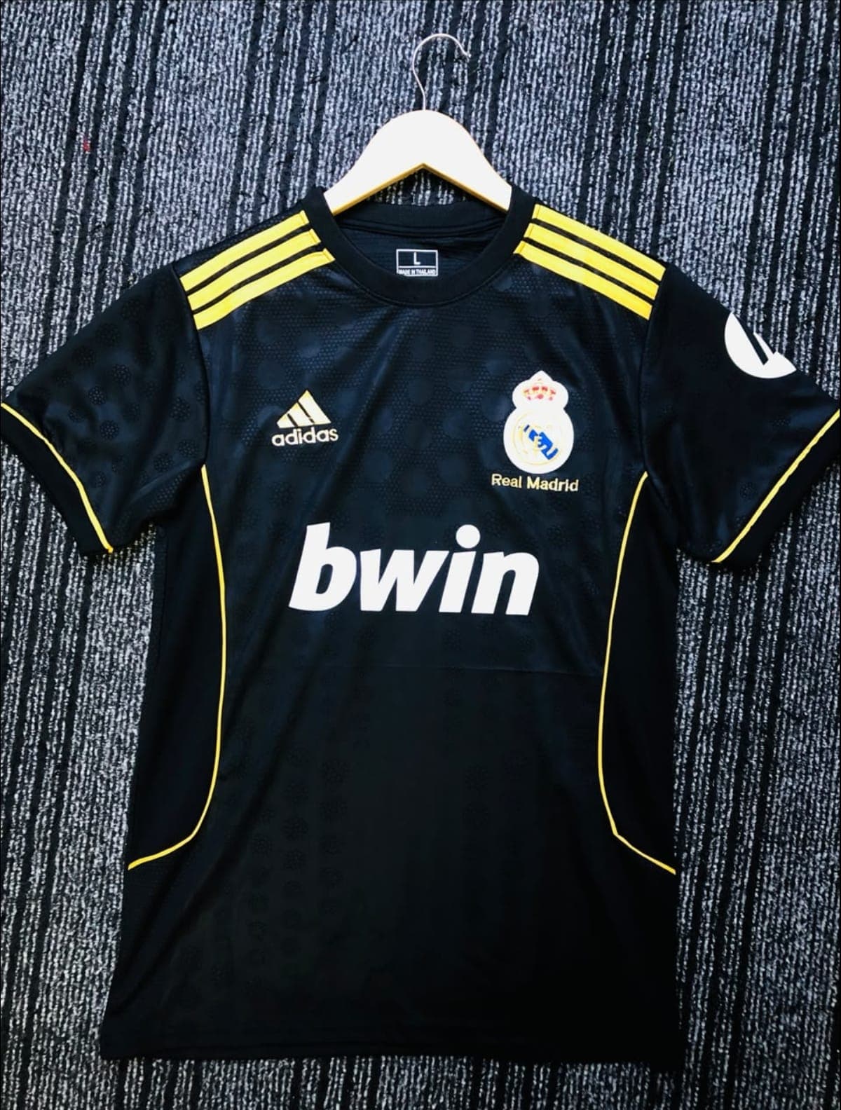 Adidas Real Madrid 2011/12 অ্যাওয়ে জার্সি – ব্ল্যাক & গোল্ড এডিশন